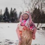 radość śnieg dziecko kocyk uśmiech samyang 35 bokeh sony alfa