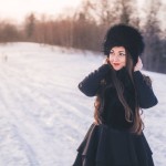 kobieta spacer popoludnie zachod slonca samyang 35 sony alfa usmiech radosc wlosy szminka usta zimowy spacer
